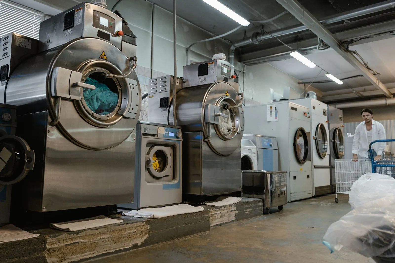 What to Bring on Your First Laundromat Visit